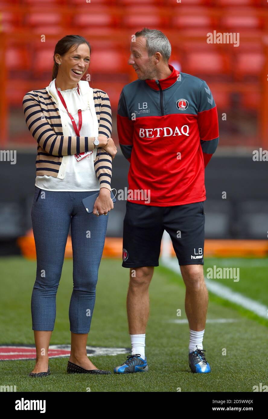 Lee Bowyer, assistente manager di Charlton Athletic, è protagonista di una barzelletta Katrien Meire, CEO di Charlton Athletic Foto Stock