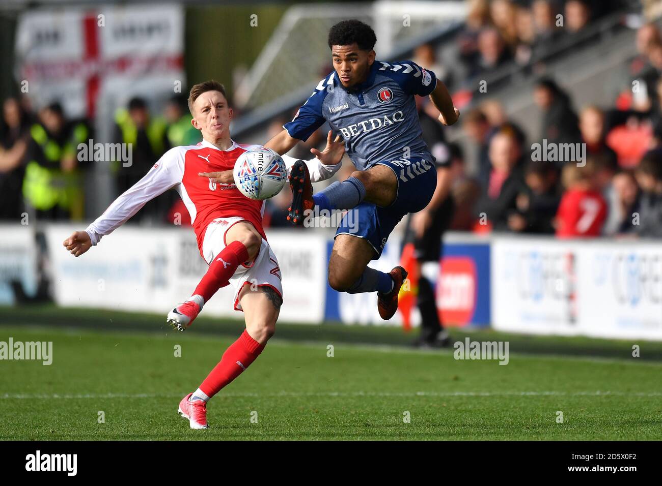 Fleetwood Ashley Hunter e Charlton's Jay Dasilva gareggiano per il sfera Foto Stock