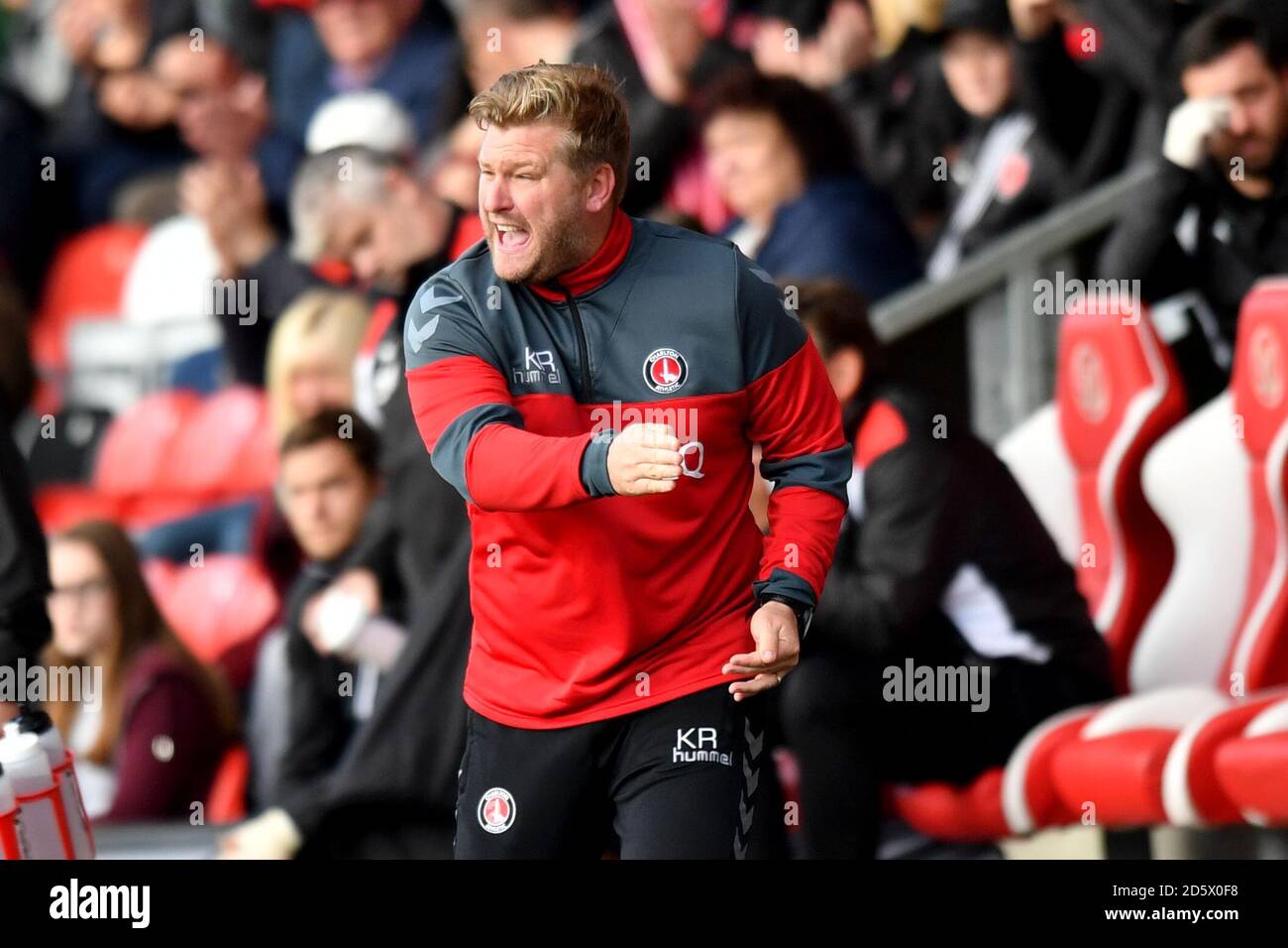 Il manager di Charlton Karl Robinson reagisce Foto Stock