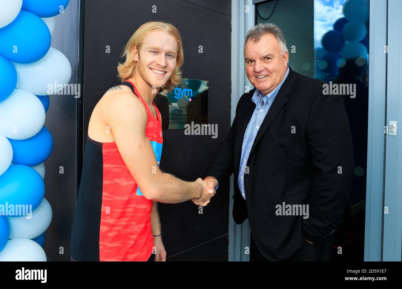 Jonnie Peacock (a sinistra) doppio campione Paralimpico accanto a John Treharne CEO del Gym Group. Jonnie Peacock ha sviluppato un allenamento ispirato alla danza "HIIT The Floor 100" per celebrare l'apertura della 100 a palestra del Gym Group a Feltham. Per ulteriori informazioni sul Gym Group, visitare il sito www.thegymgroup.com Foto Stock