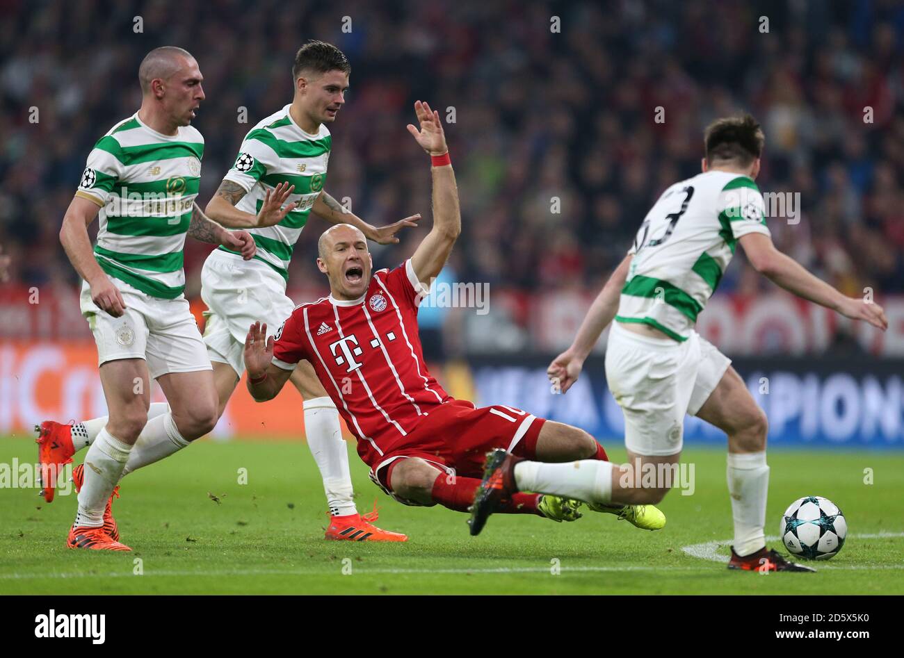 Il Bayern Munich Arjen Robben (centro) va a terra dopo un sfida Foto Stock