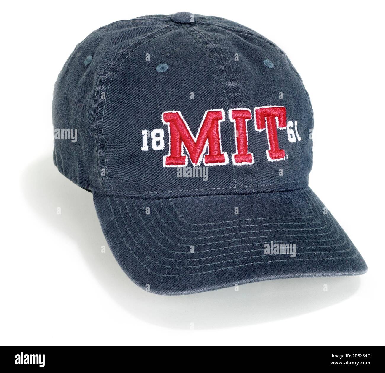 CAPPELLINO da baseball MIT denim con lettere rosse con cuciture fotografate uno sfondo bianco Foto Stock
