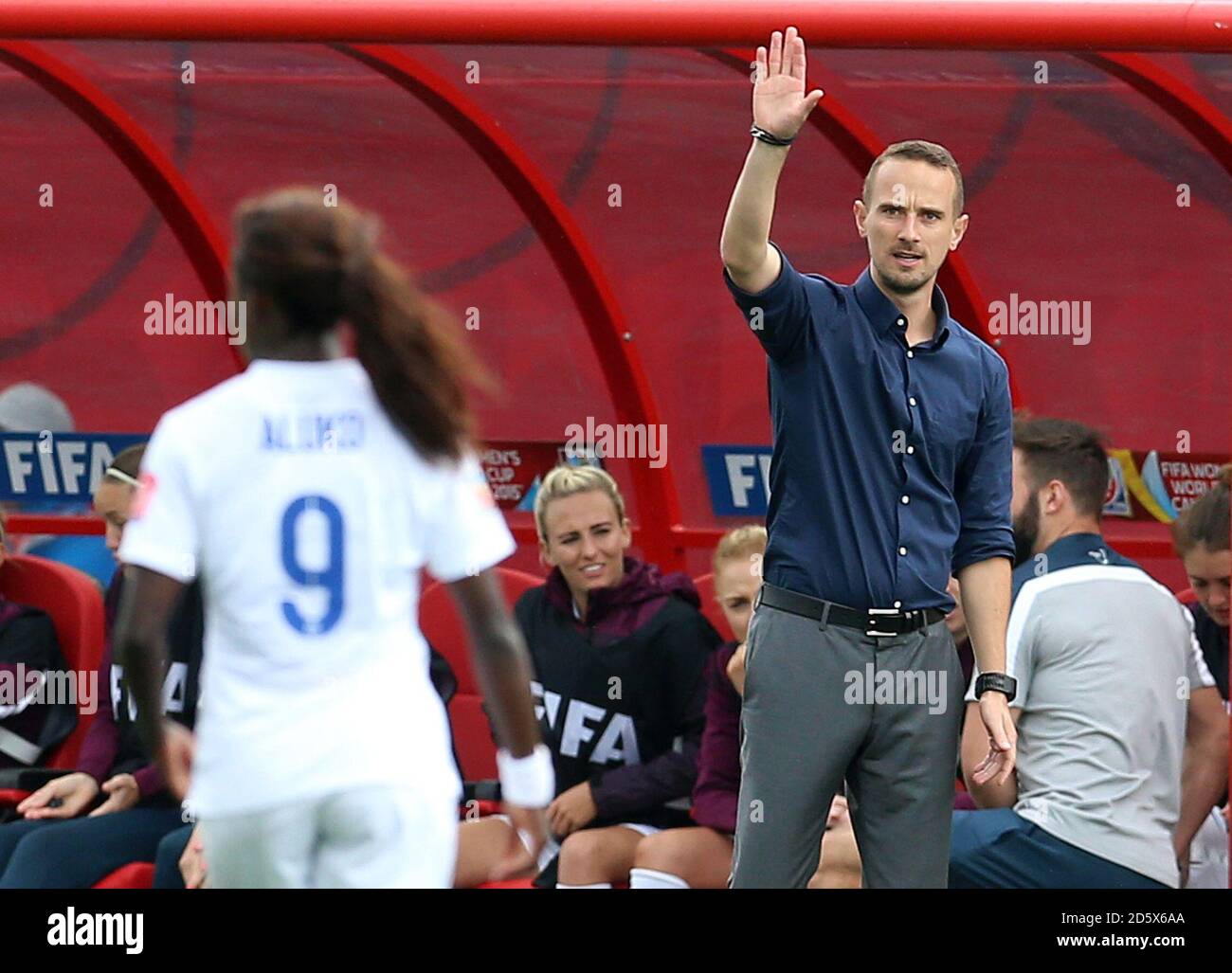 Il capo allenatore inglese Mark Sampson fa gesti a Eniola Aluko durante la Coppa del mondo FIFA Canada 2015 Group F match tra Francia e Inghilterra al Moncton Stadium di Moncton, New Brunswick, Canada. Foto Stock