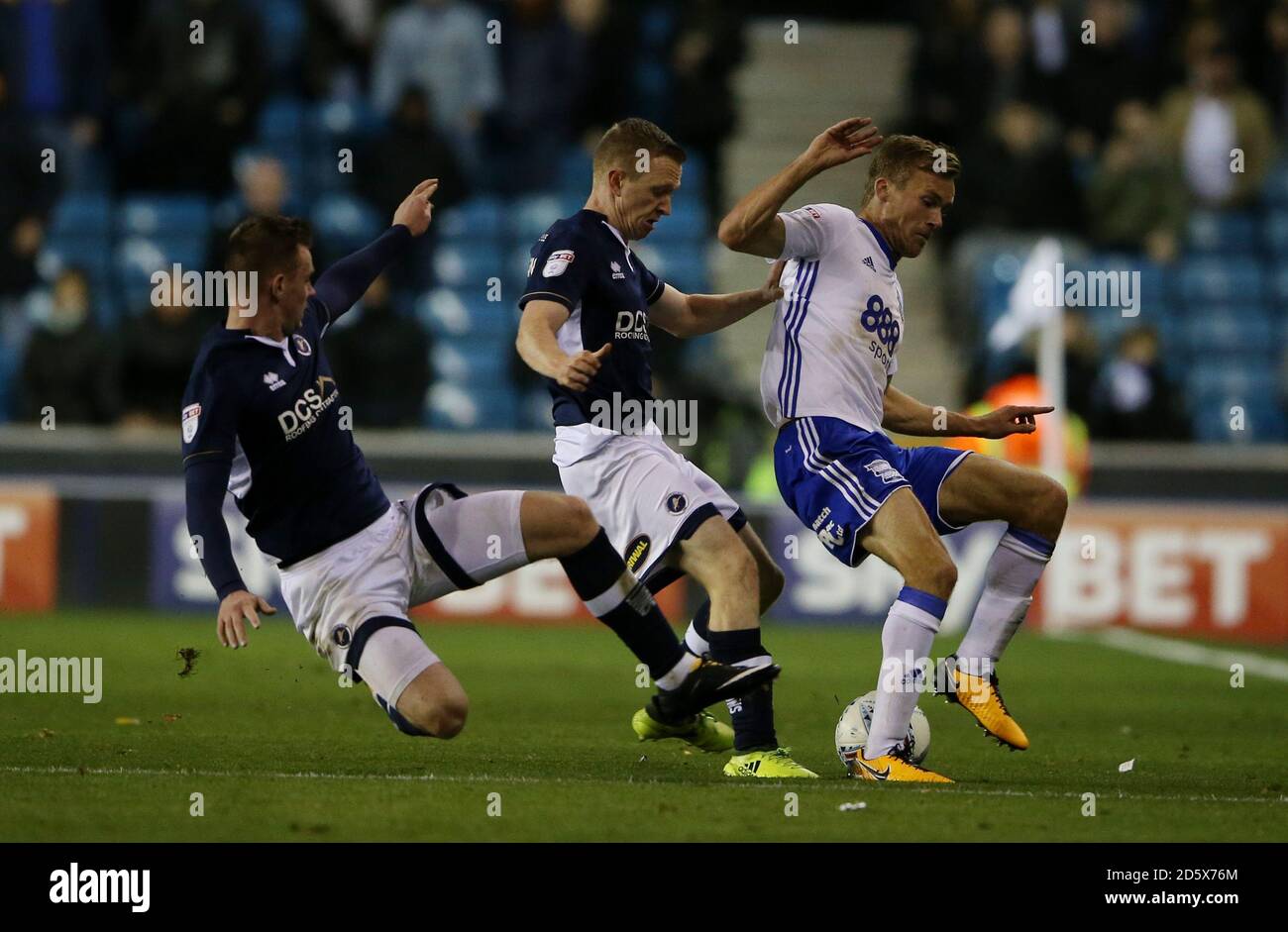 Ryan Tunnicliffe di Millwall (a sinistra) e Shane Ferguson (al centro) sfidano Birmingham Città Maikel Hieftenbeld Foto Stock