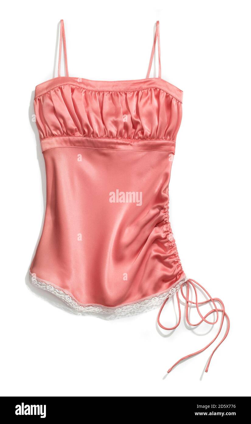 Camisola rosa satinata con cordoncino laterale e rifinitura in pizzo fotografata su sfondo bianco Foto Stock