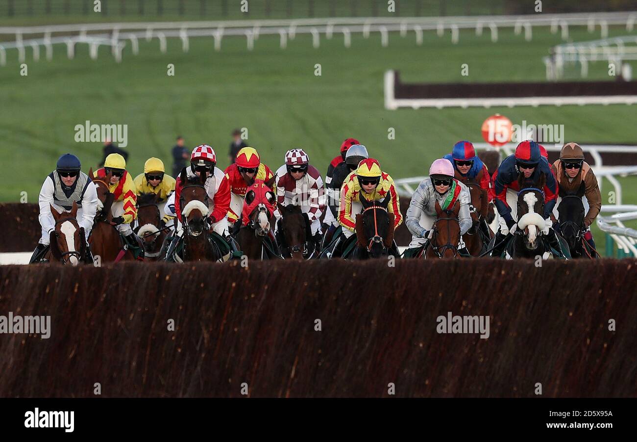 Che cosa succede ora guidato da Derek o'Connor conduce nel Joel Dommett qui il 6 aprile Amateur Riders' handicap Steeple Inseguire durante il giorno uno della Showcase all'Ippodromo di Cheltenham Foto Stock