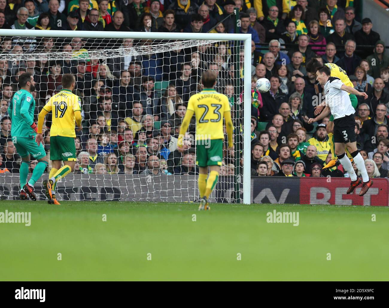 Timm Klose di Norwich City (all'estrema destra) segna il suo gol contro Norwich City durante la partita del campionato Sky Bet al Carrow Road Norwich. Foto Stock