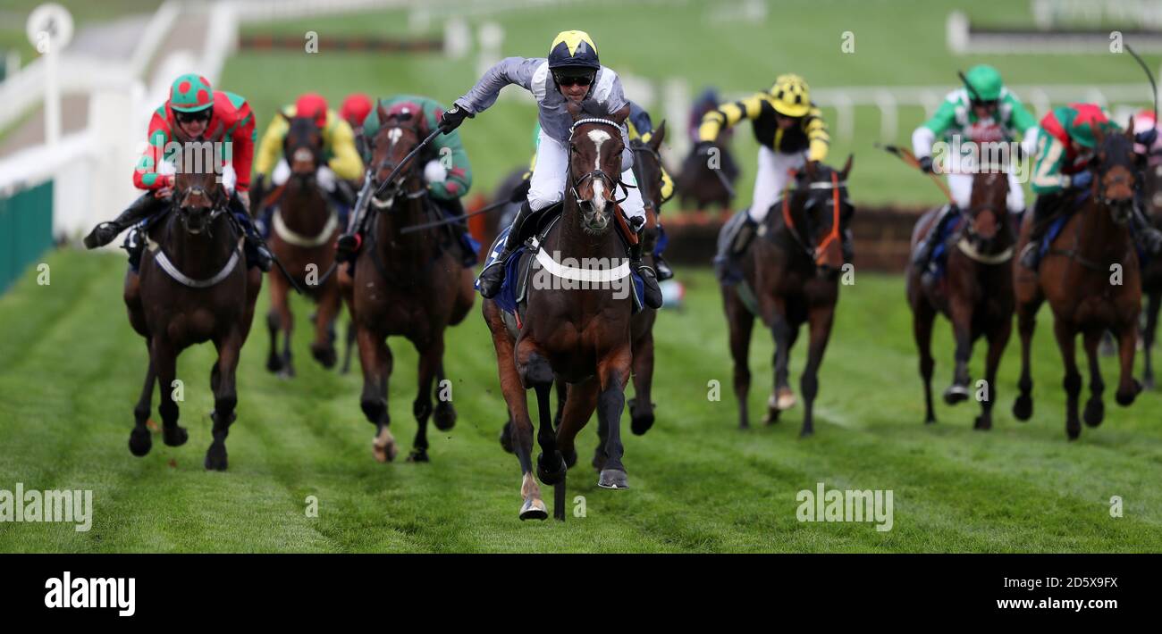 Thomas Campbell guidato da Nico de Boinville vince il Pertemps Il problema degli handicap della rete durante il secondo giorno della vetrina all'indirizzo Ippodromo di Cheltenham Foto Stock