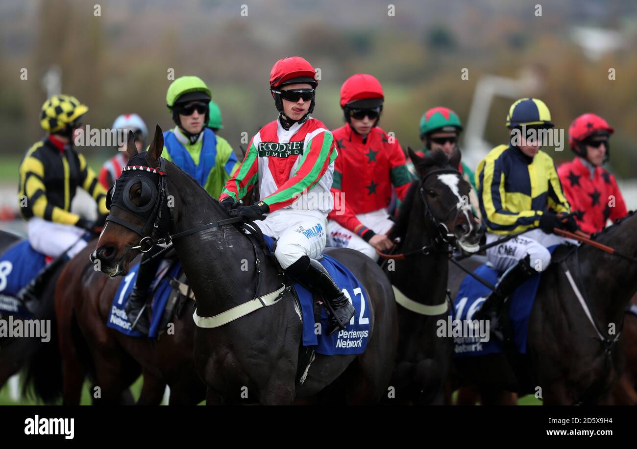 Rolling Maul e James Bowen prima dell'handicap della rete di Pertemps Ostacoli durante il secondo giorno della Showcase all'ippodromo di Cheltenham Foto Stock