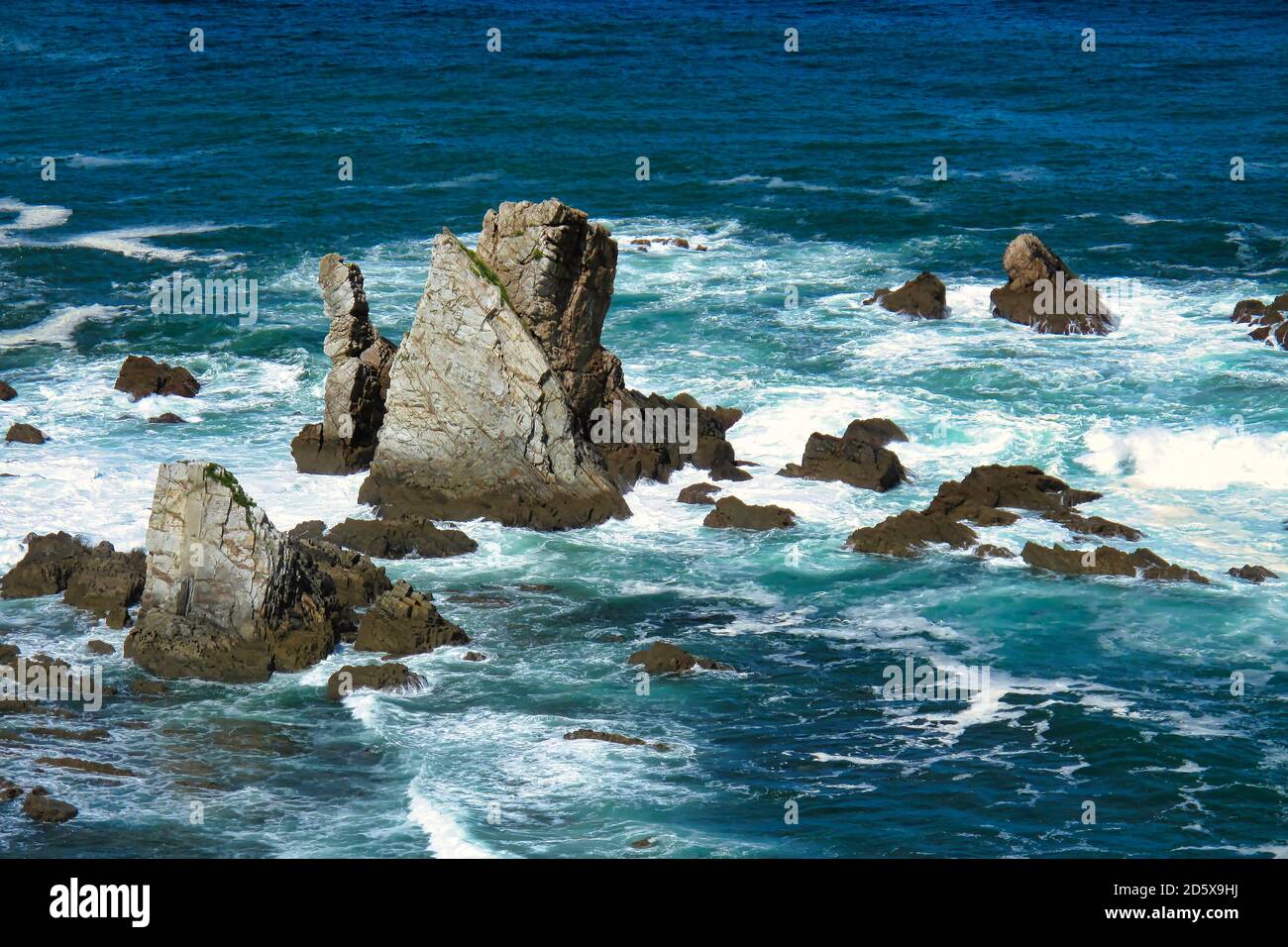 Clifs Cantabrici del Mare vicino alla spiaggia silenziosa, Principato delle Asturie, Asturie, Spagna, Europa Foto Stock