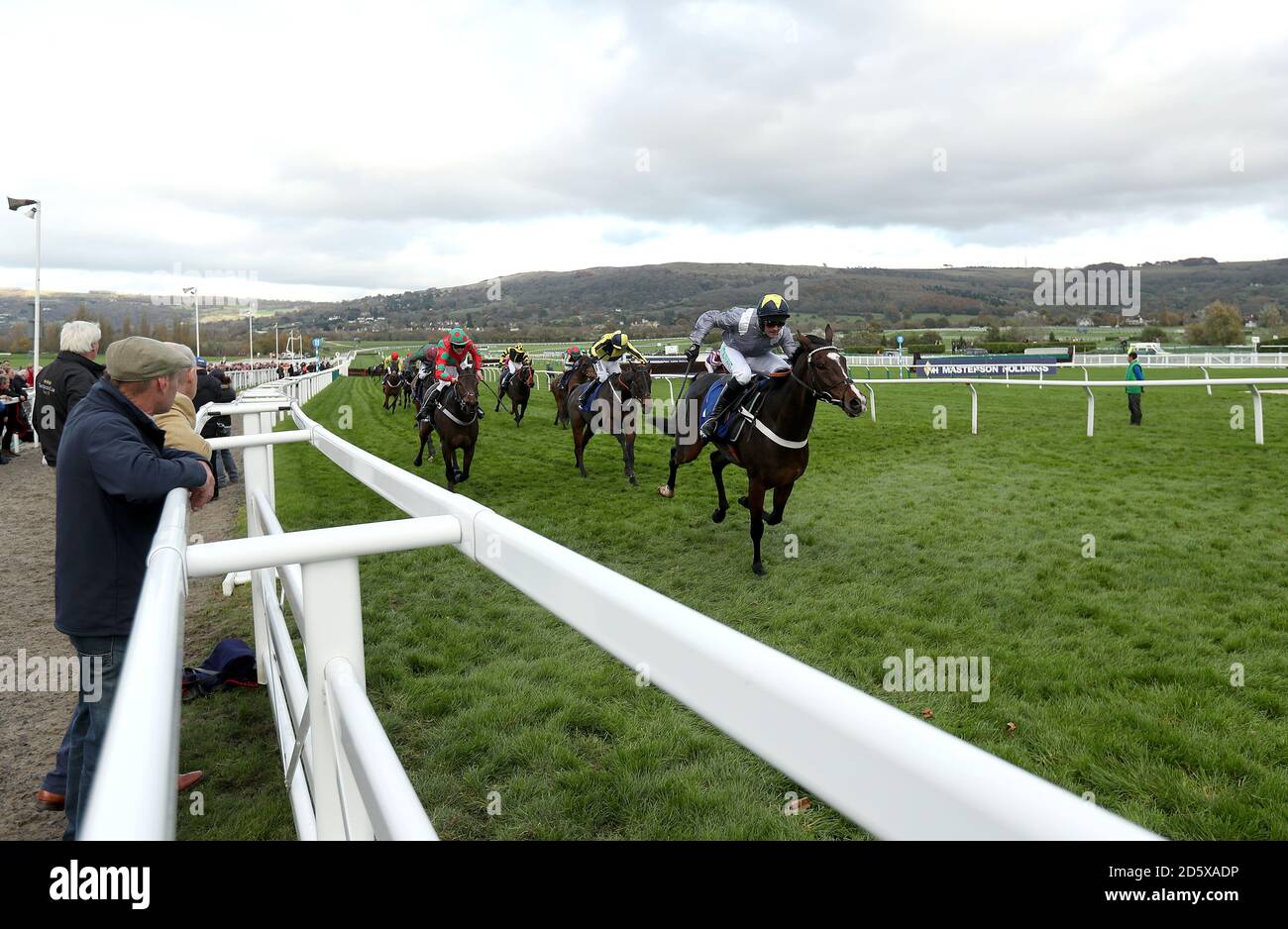 Thomas Campbell guidato da Nico de Boinville vince il Pertemps Il problema degli handicap della rete durante il secondo giorno della vetrina all'indirizzo Ippodromo di Cheltenham Foto Stock