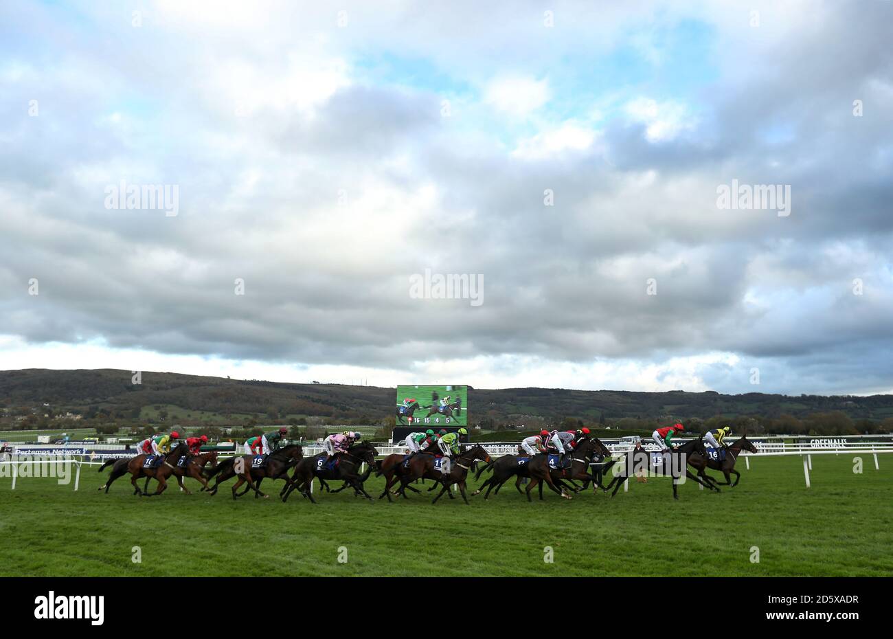 Runner e piloti in azione nel Pertemps Network handicap Ostacoli durante il secondo giorno della Showcase all'ippodromo di Cheltenham Foto Stock