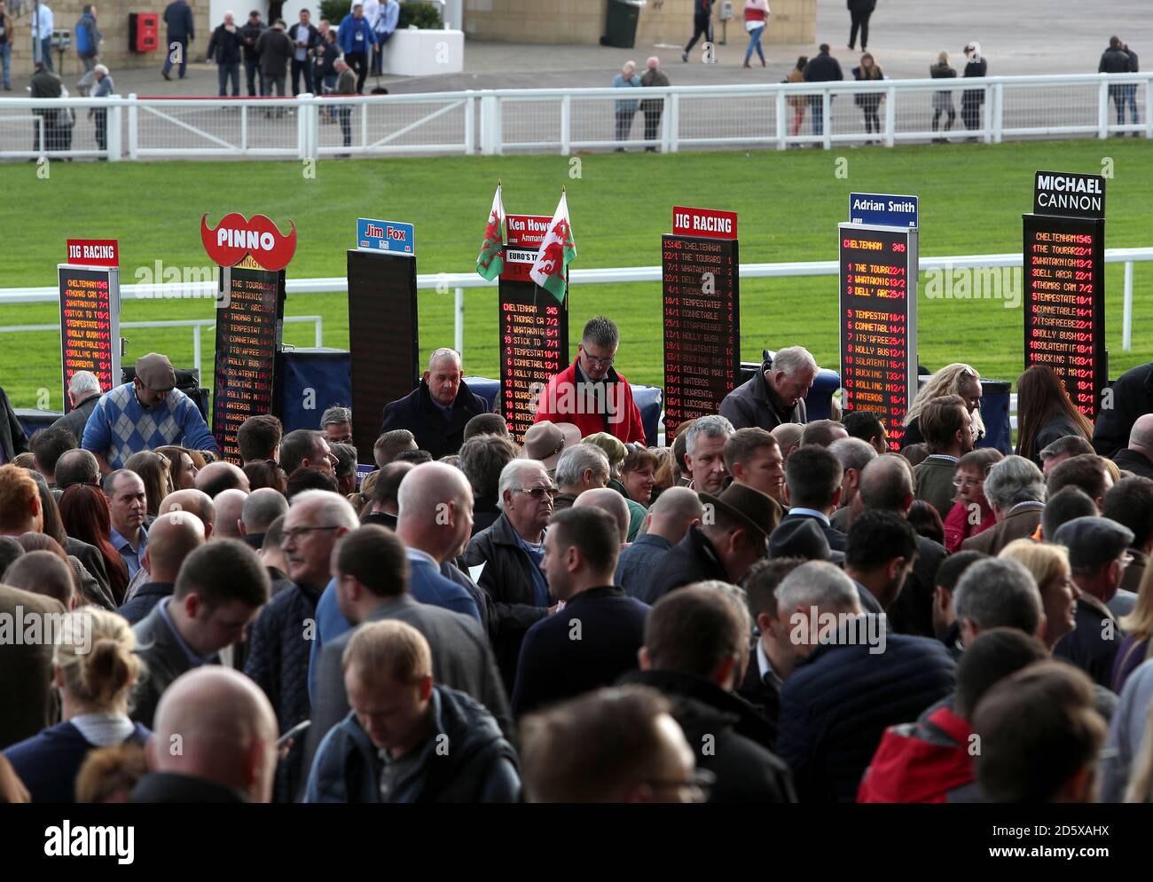 I tote prendono le scommesse dai punter durante il giorno due del Vetrina all'ippodromo di Cheltenham Foto Stock