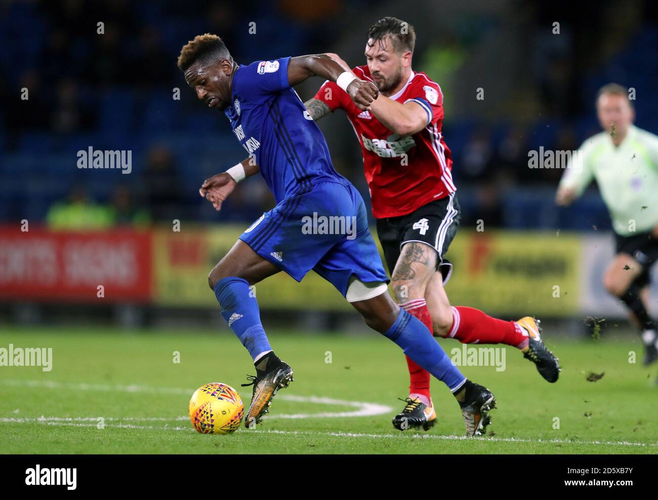 Omar Bogle (a sinistra) e Luke Chambers della città di Ipswich combatti per la palla Foto Stock
