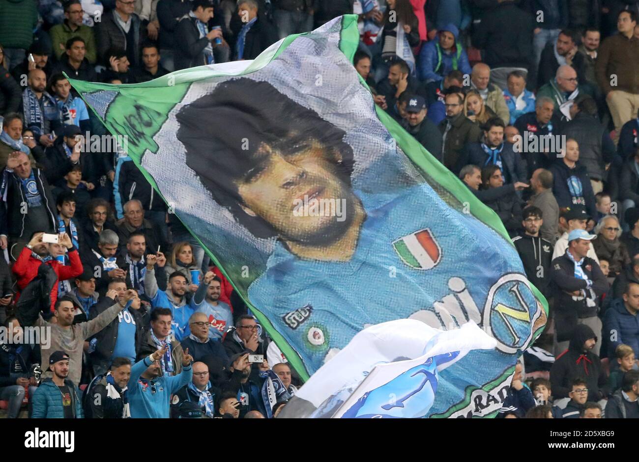 I fan di Napoli negli stand reggono un grande banner Dell'ex giocatore Diego Maradona Foto Stock