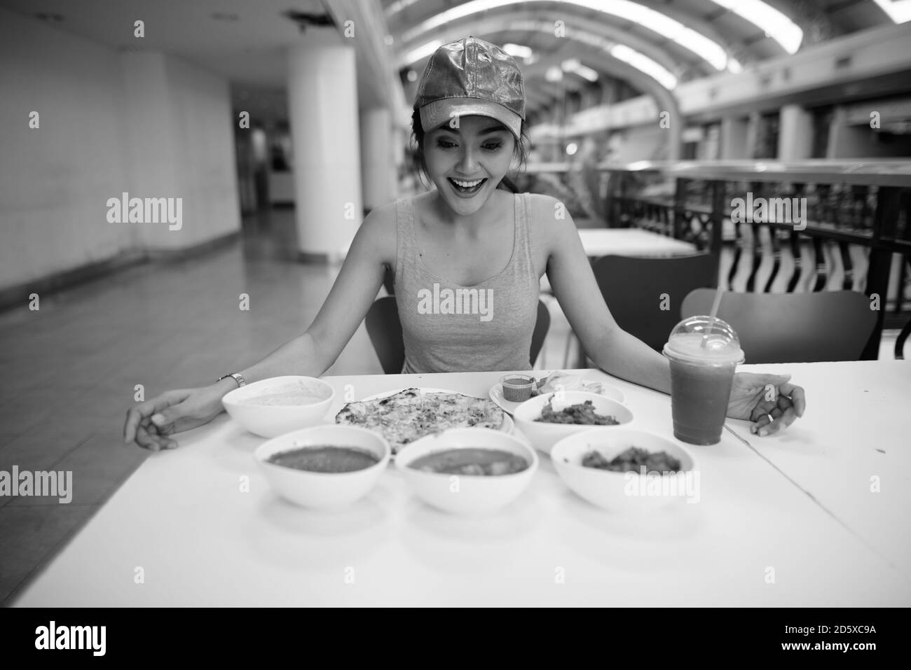 Giovane bella donna turistica asiatica che gode della cucina indiana al ristorante Foto Stock