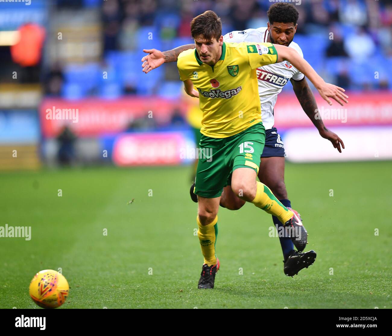 Timm Klose di Norwich City e Bolton Wanderers' Mark Little in azione Foto Stock