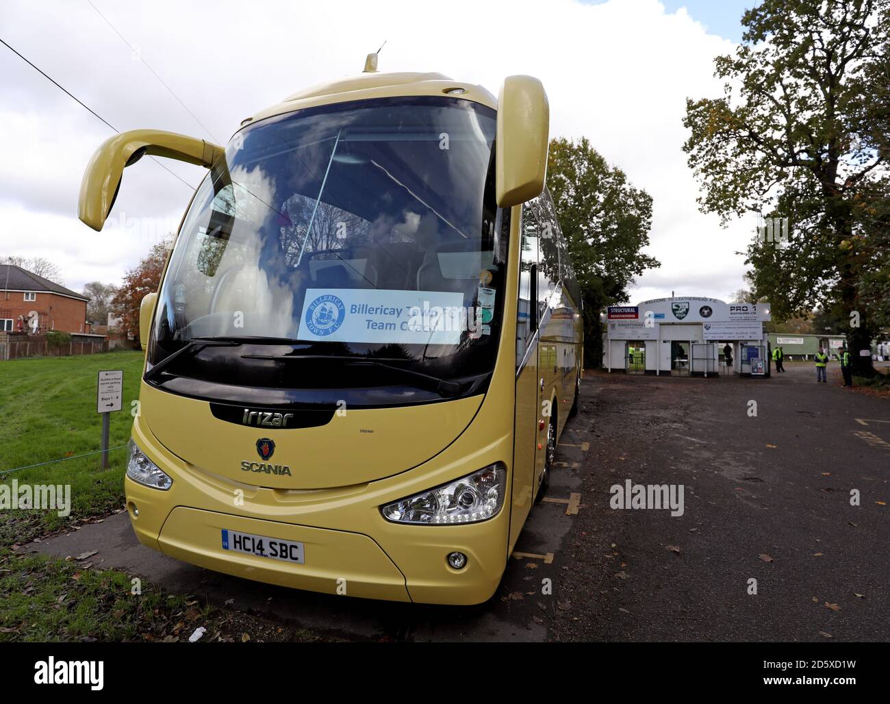 Il pullman della città di Billericay parcheggiava fuori dal terreno prima del gioco Foto Stock