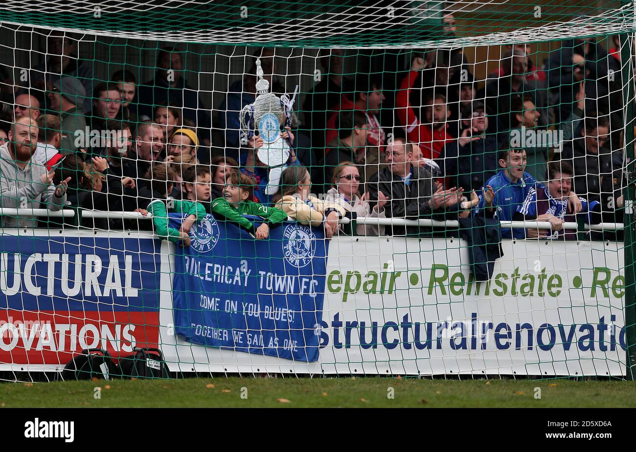 Tifosi di Billericay Town con trofeo di Tinfoil fa Cup durante il gioco Foto Stock