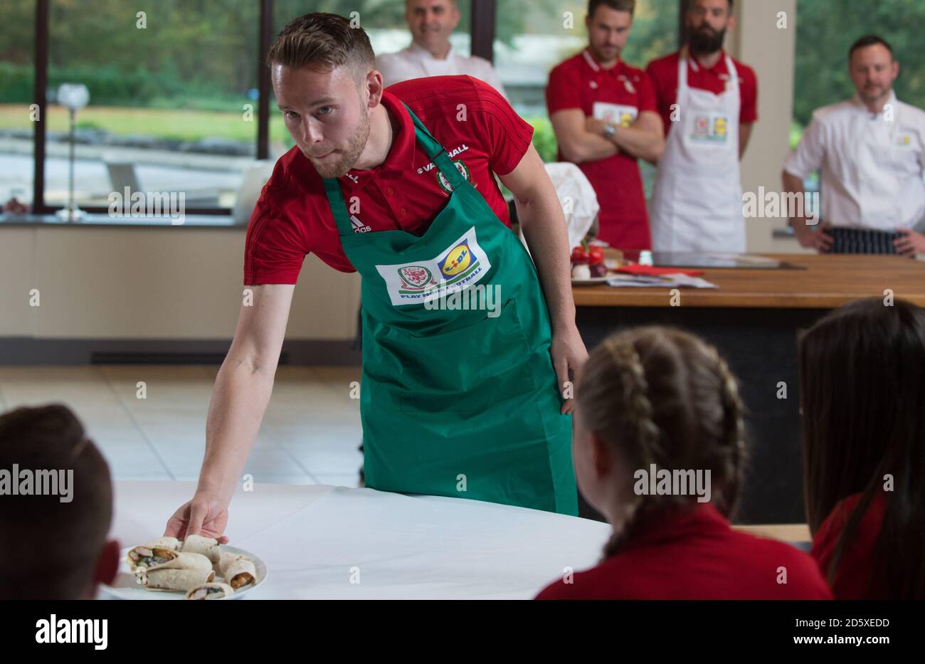 I giocatori del Galles Chris Gunter durante la sfida di cucina di Lidl's Dragon's, al vale of Glamorgan Hotel, Galles. Aaron Ramsey e Chris Gunter del Galles si dirigeranno al campo per essere incoronati vincitori della sfida di cucina di Lidl's Dragon's Foto Stock