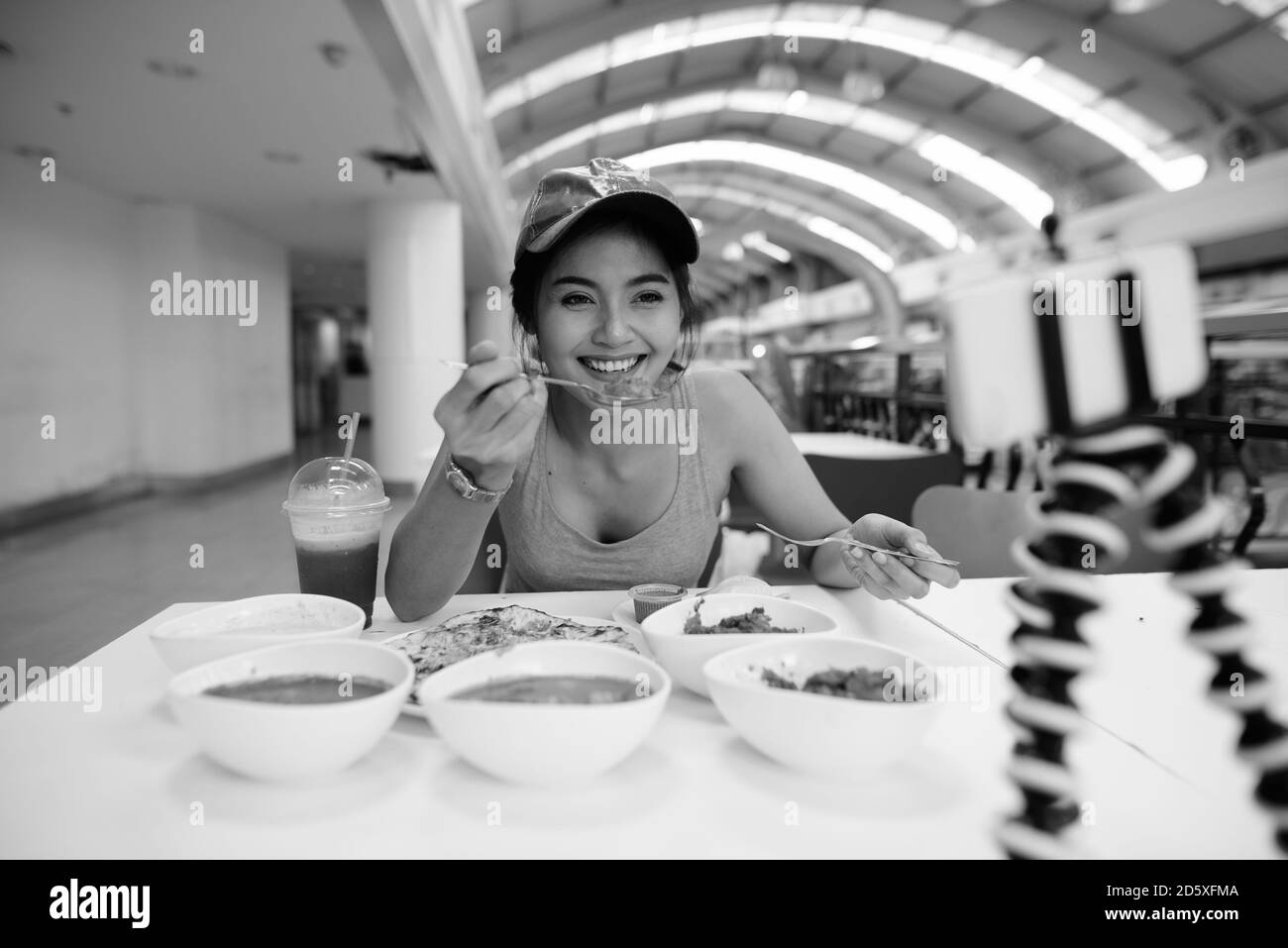 Giovane bella donna turistica asiatica che gode della cucina indiana al ristorante Foto Stock