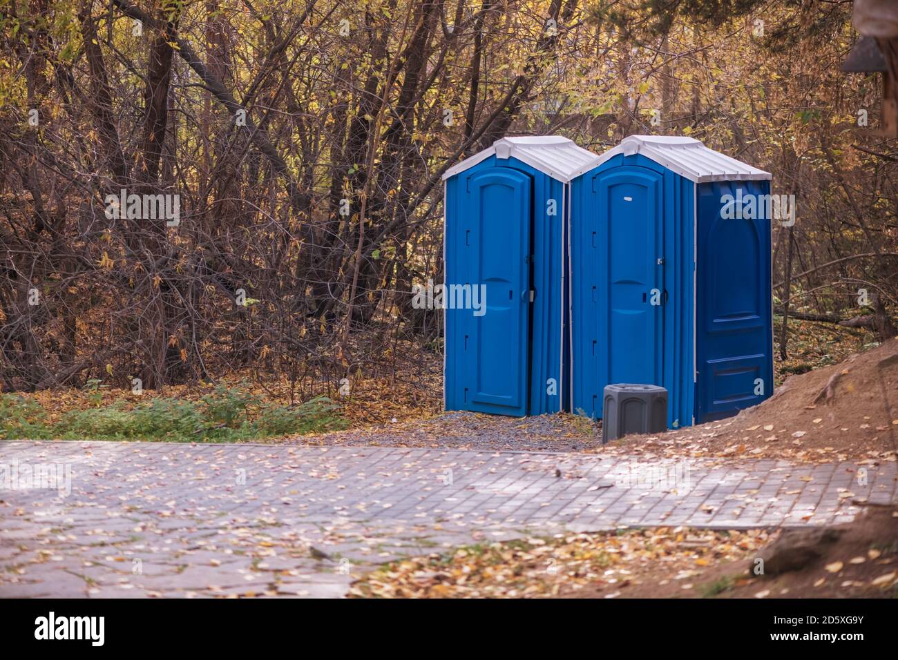 bagni pubblici blu nel parco in autunno Foto Stock