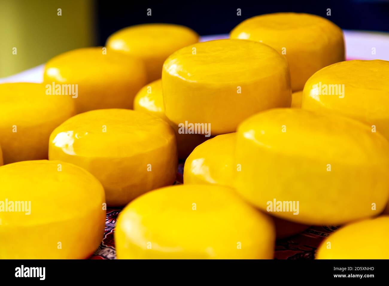 Graskaas - formaggio prodotto dalle prime mungiture dopo che le mucche sono condotte al pascolo nella piazza del mercato a Brema, Germania Foto Stock