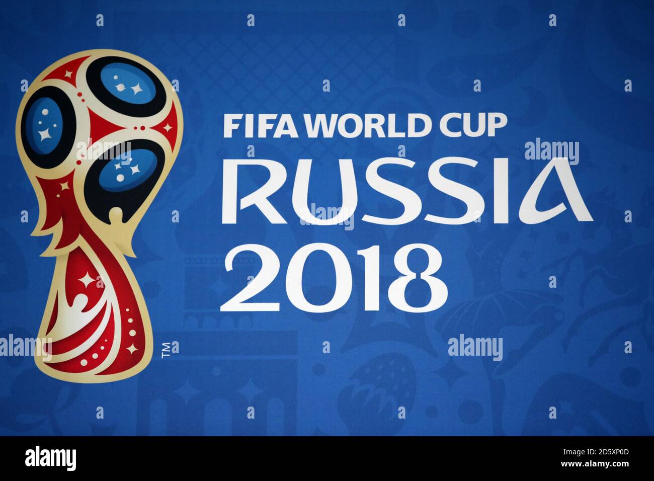 Una bandiera della Coppa del mondo FIFA al Cremlino di Mosca Due giorni prima della Coppa del mondo 2018 pesca questo Venerdì ospitato da Gary Lineker e Maria Komandnaya Foto Stock