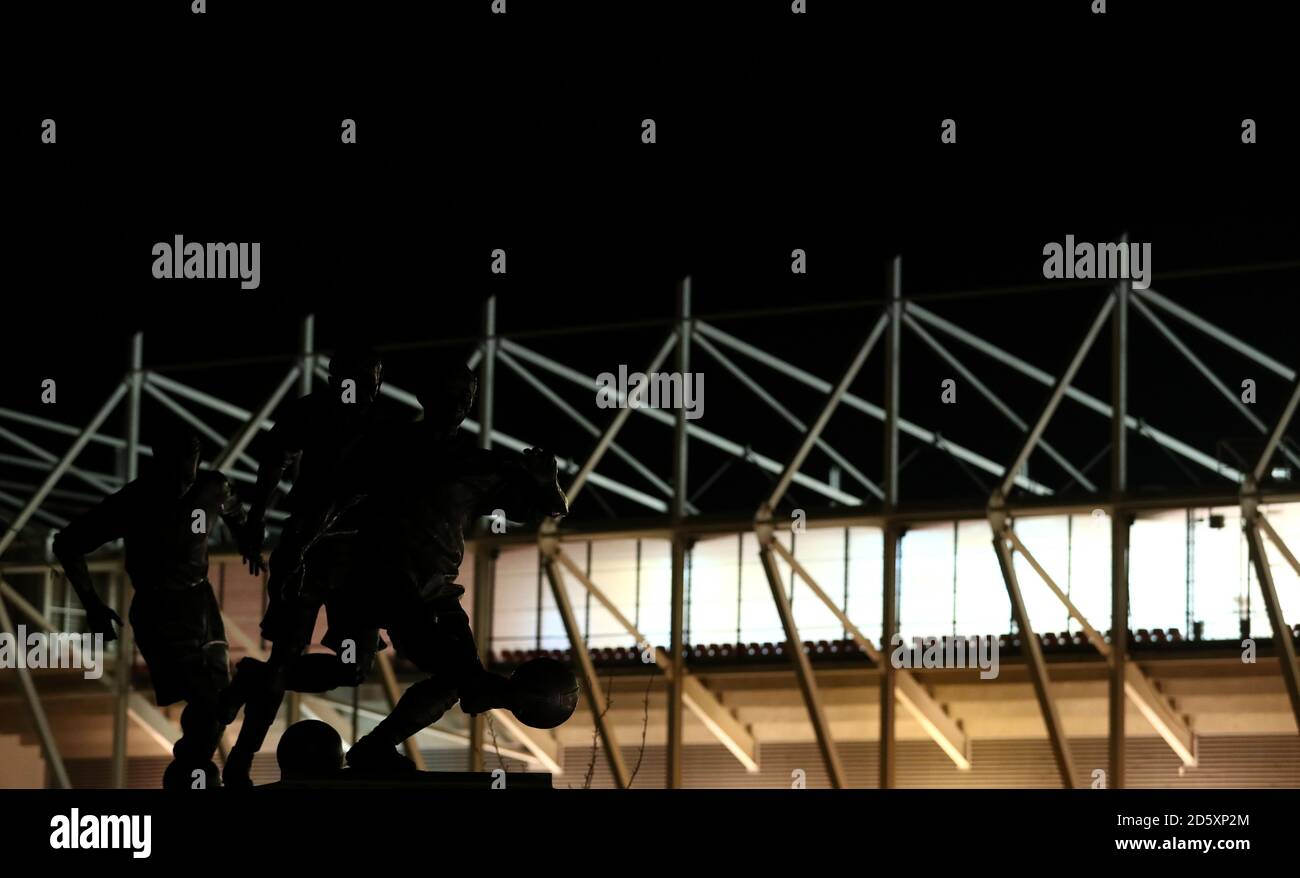 La statua di Stanley Matthews è scolpita di fronte alla stadio bet365 prima del calcio d'inizio Foto Stock
