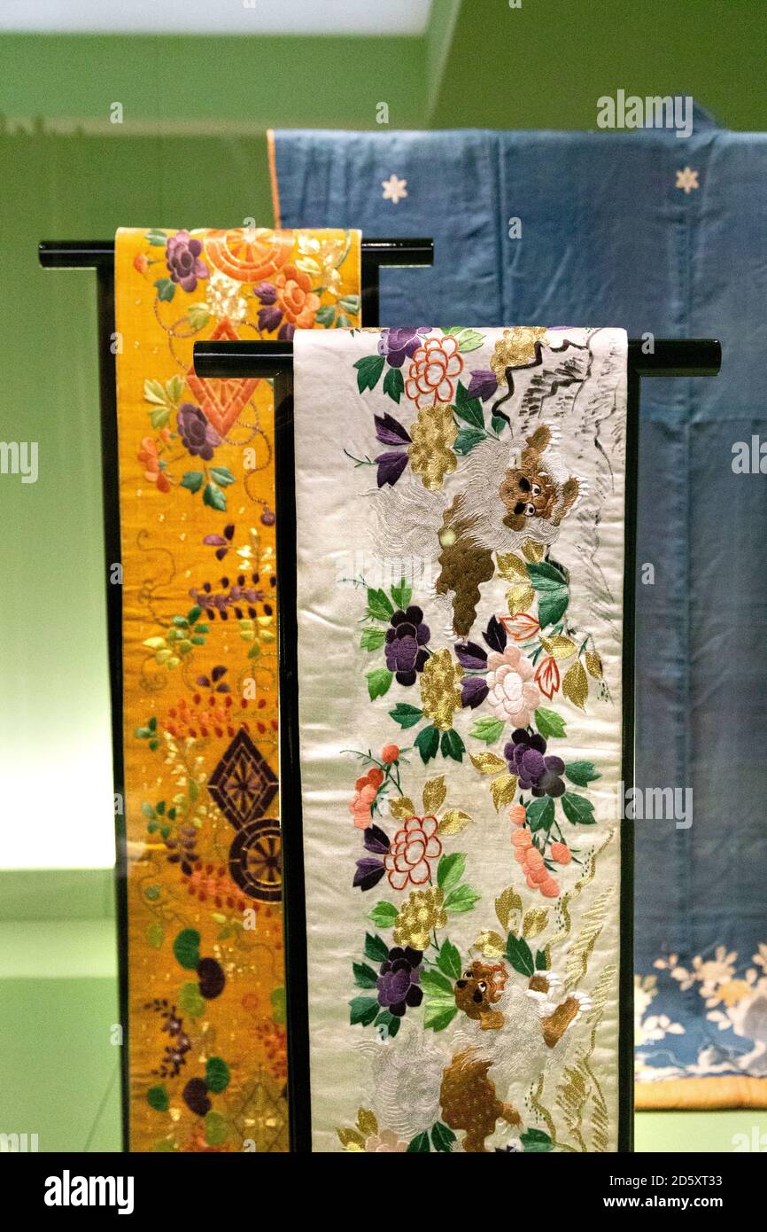 OBI kimono Belts, Kimono: Mostra Kyoto to Catwalk al Victoria & Albert Museum, Londra, Regno Unito Foto Stock