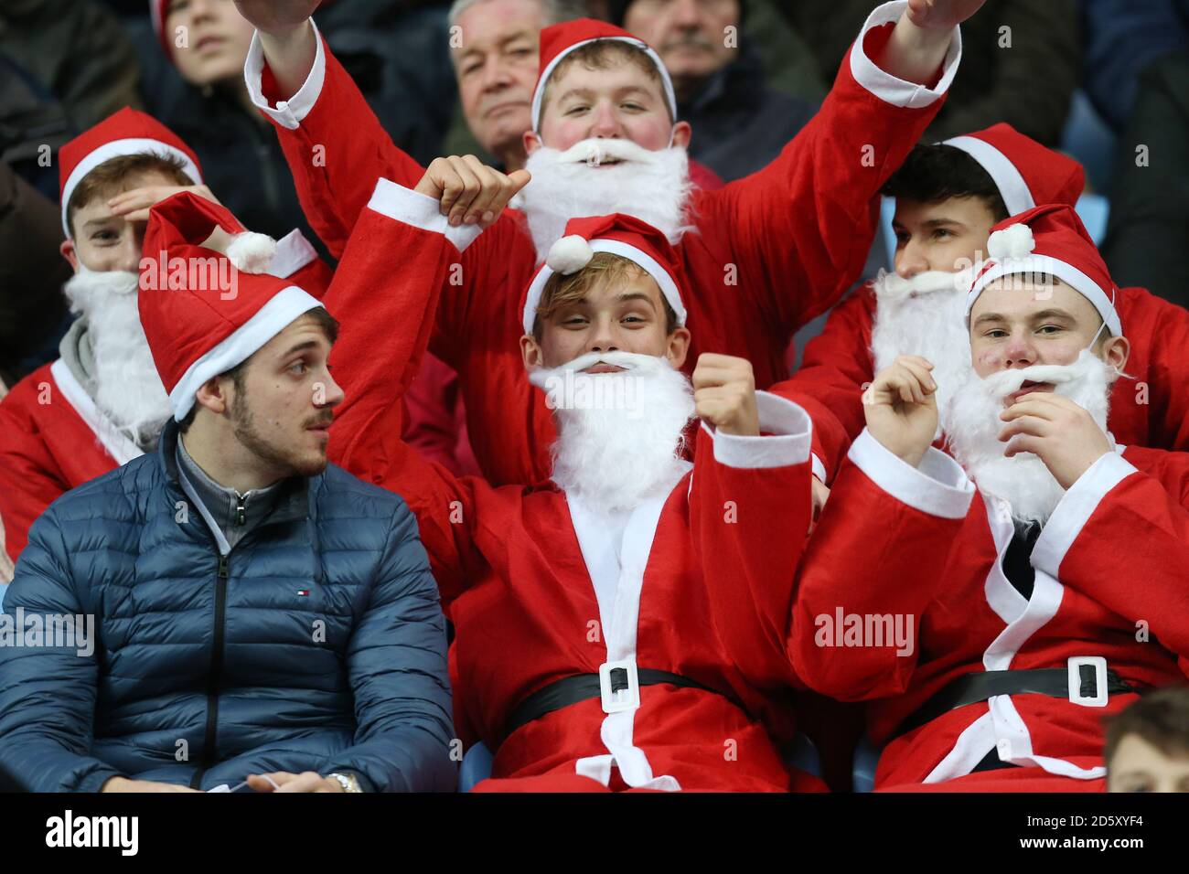 I fan di Cheltenham Town vestiti come Santa durante la partita a. La Ricoh Arena Foto Stock