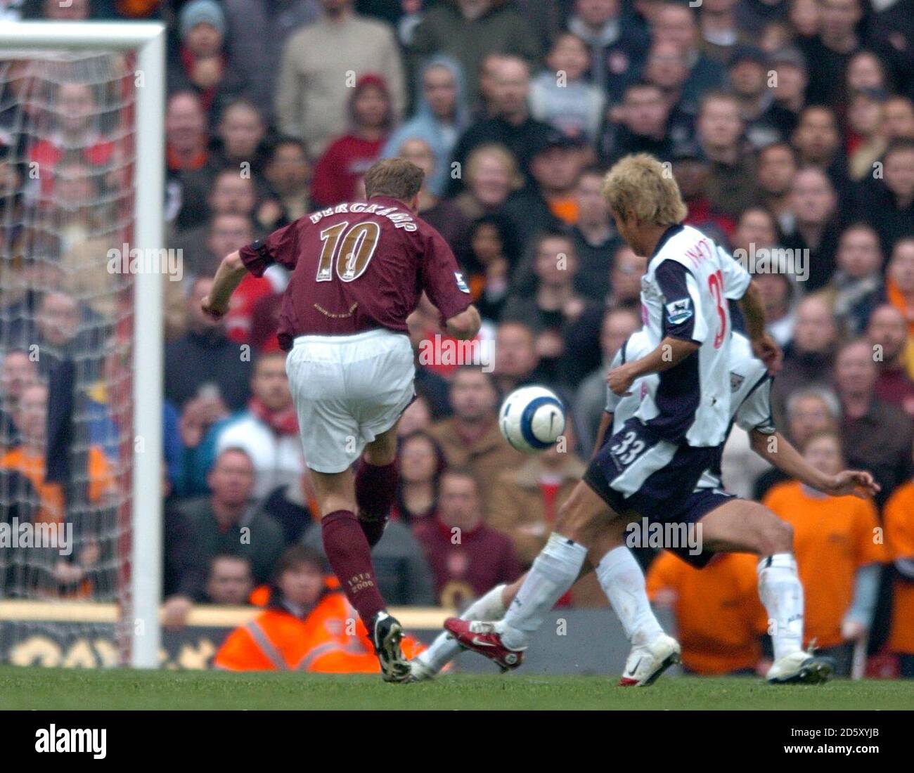 Dennis Bergkamp di Arsenal segna il terzo gol della sua parte gioco Foto Stock