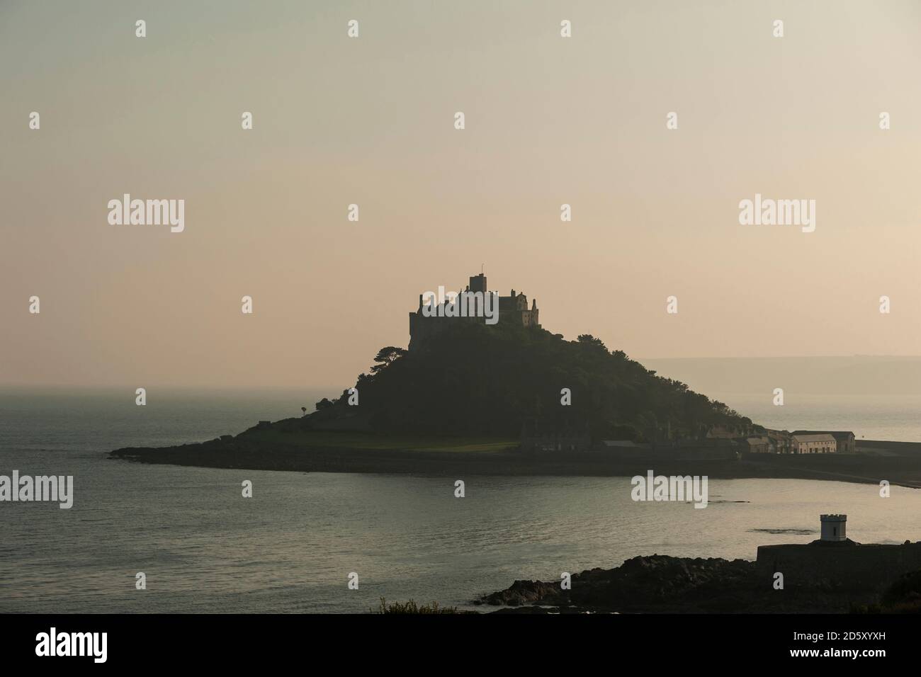 Regno Unito, Inghilterra, Cornwall, isola di marea St Michael's Mount al crepuscolo Foto Stock