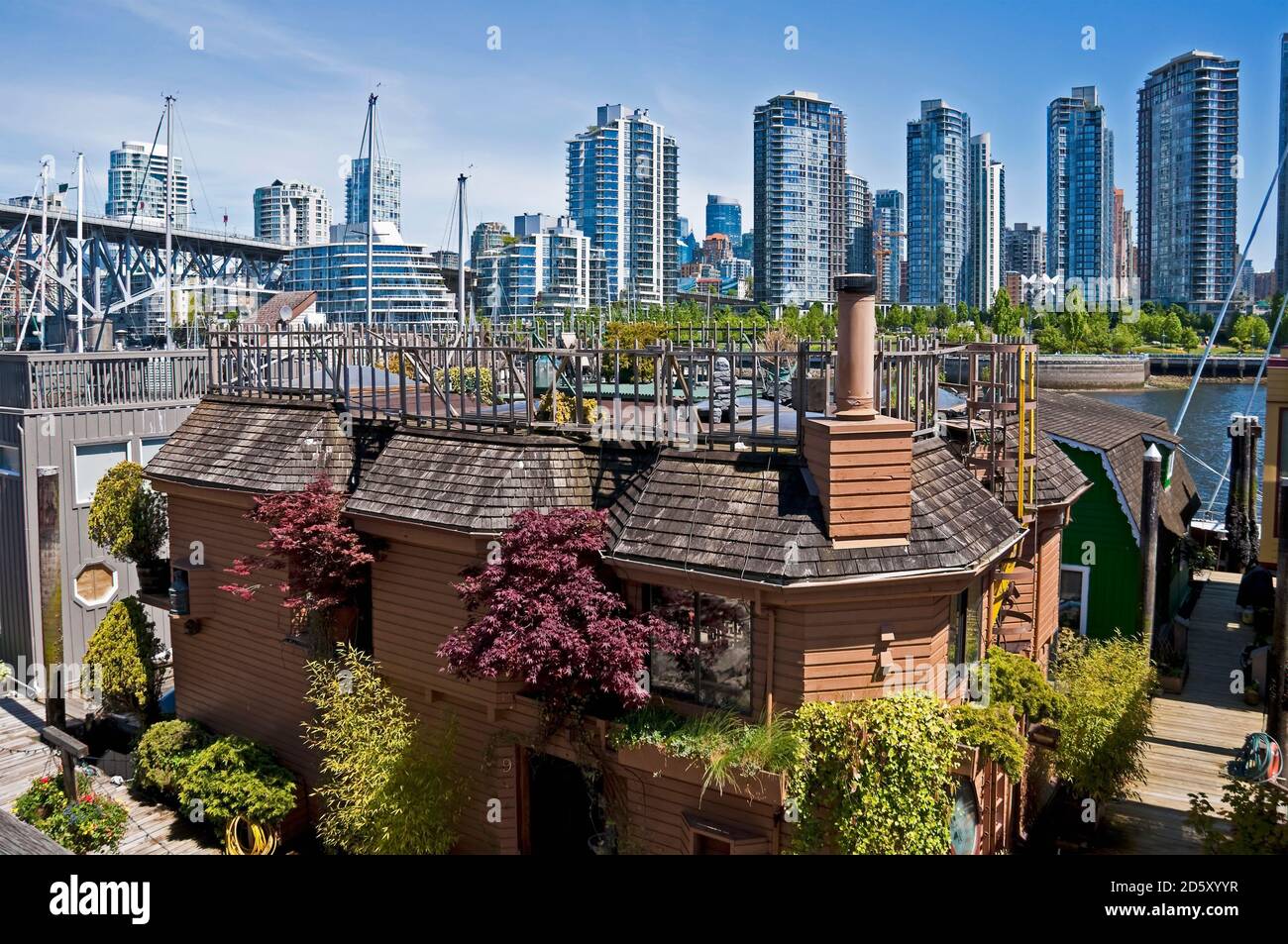 Canada, British Columbia, Vancouver, Vista da Granville Island, Casa galleggiante in primo piano Foto Stock