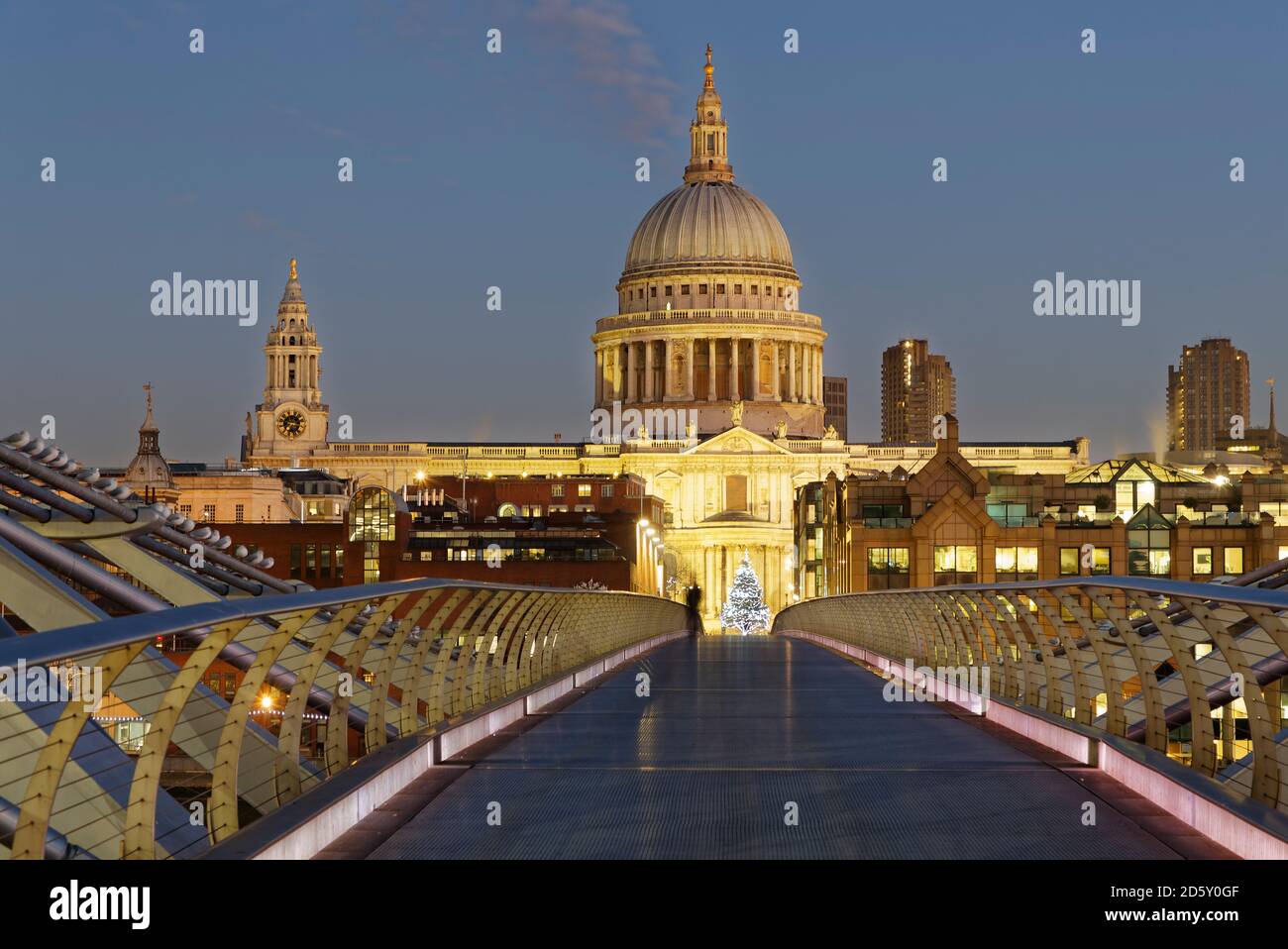 UK, Londra, la Cattedrale di St Paul e Millennium Bridge al tramonto Foto Stock