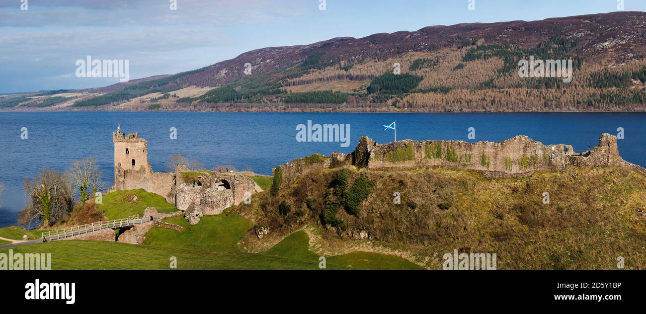 Gran Bretagna, Scozia, Loch Ness, Drumnadrochit, Castello di Urquhart in una vista panoramica Foto Stock