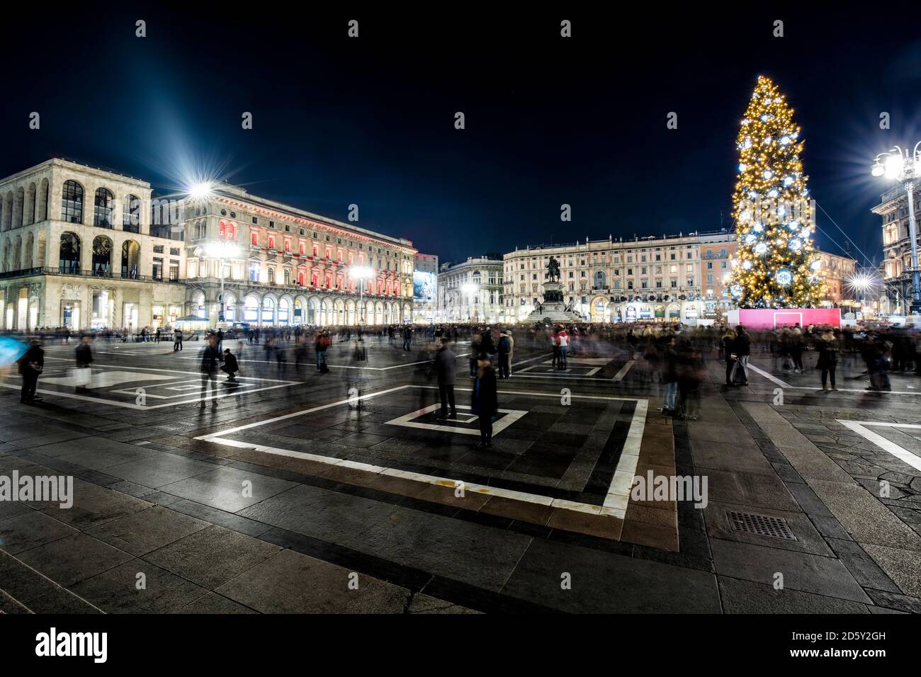 Italia, Milano, Piazza del Duomo di notte con albero di Natale Foto Stock