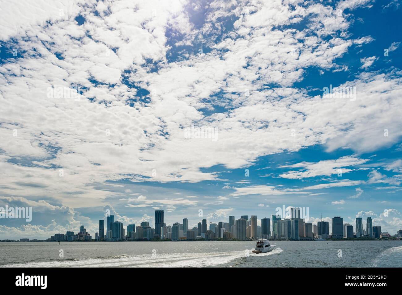 USA, Florida, Miami, Downtown, skyline con alti edifici e motoscafo Foto Stock