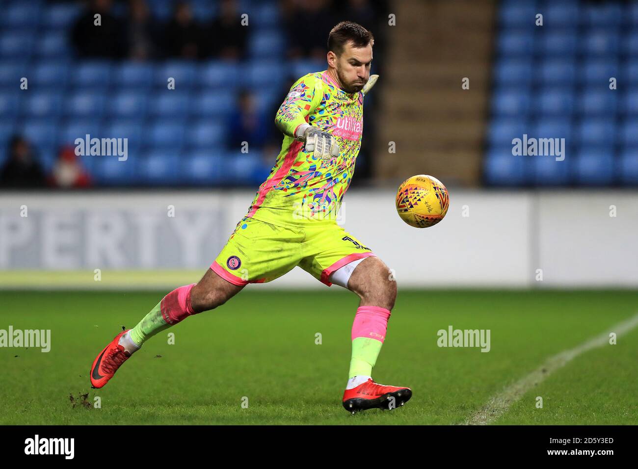 Il portiere di Wycombe Wanderers Scott Brown Foto Stock