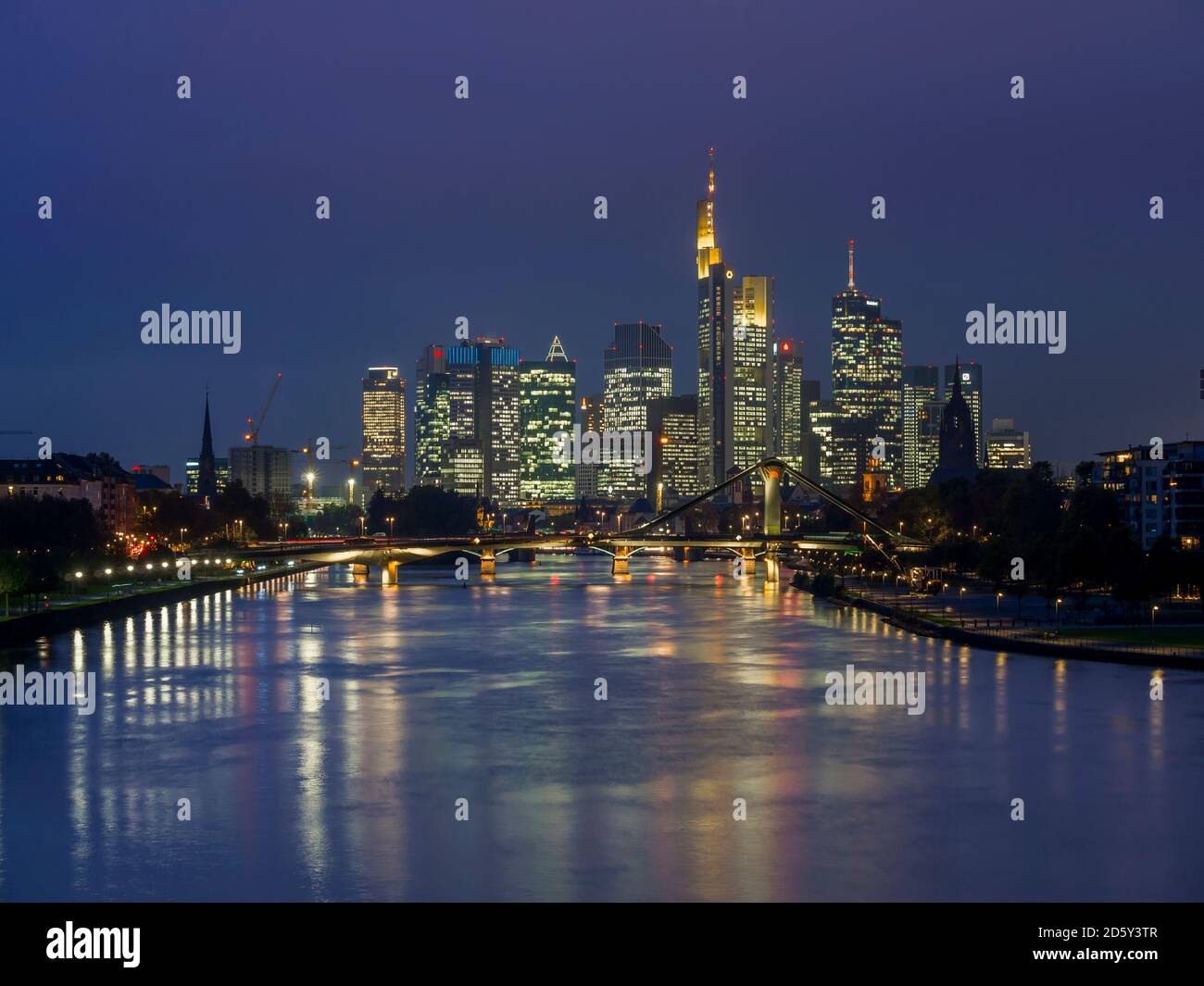 Germania, Hesse, vista di Frankfurt am Main, Floesserbruecke e il quartiere finanziario di notte Foto Stock