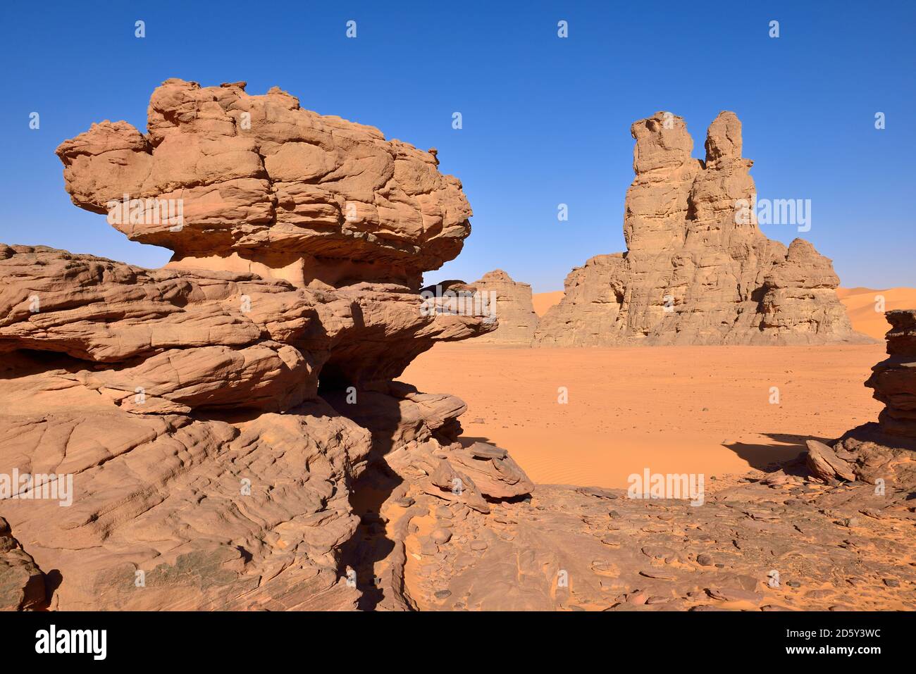 Africa, Algeria, Sahara, del Tassili N'Ajjer National Park, Tadrart, torri di roccia a Moul Naga Foto Stock