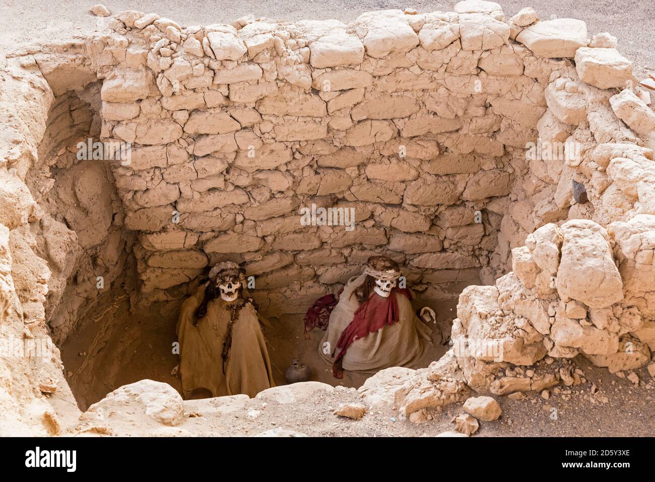 Perù, Nazca, cimitero di Chauchilla, mummie in tomba Foto Stock