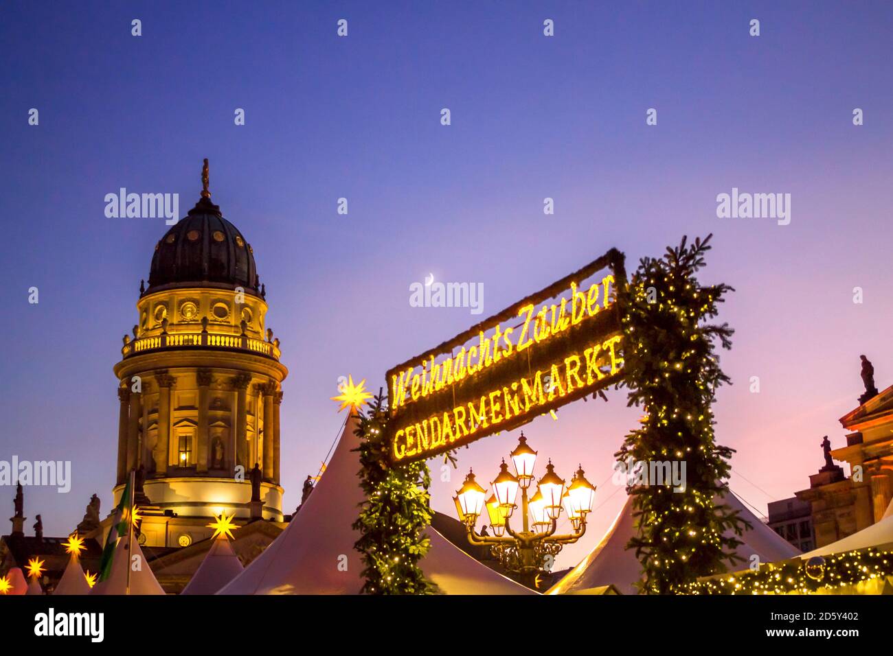 Germania, Berlino, mercatino di Natale a Gendarmenmarkt con la Cattedrale tedesca illuminata sullo sfondo Foto Stock