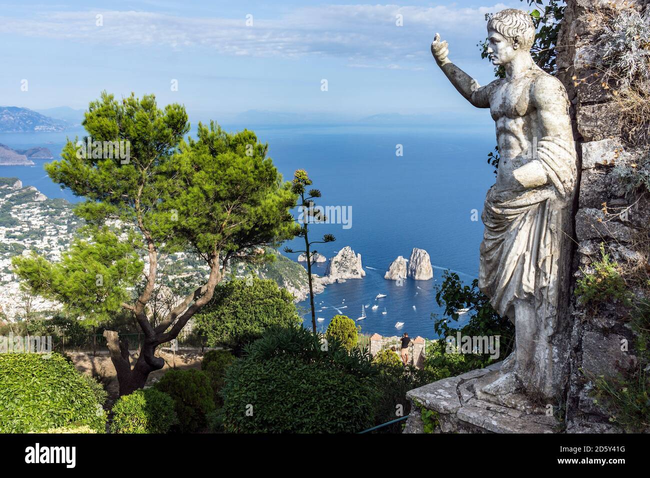 L'Italia, Capri, Monte Solaro, antica statua di Tiberio, vista faraglioni Foto Stock