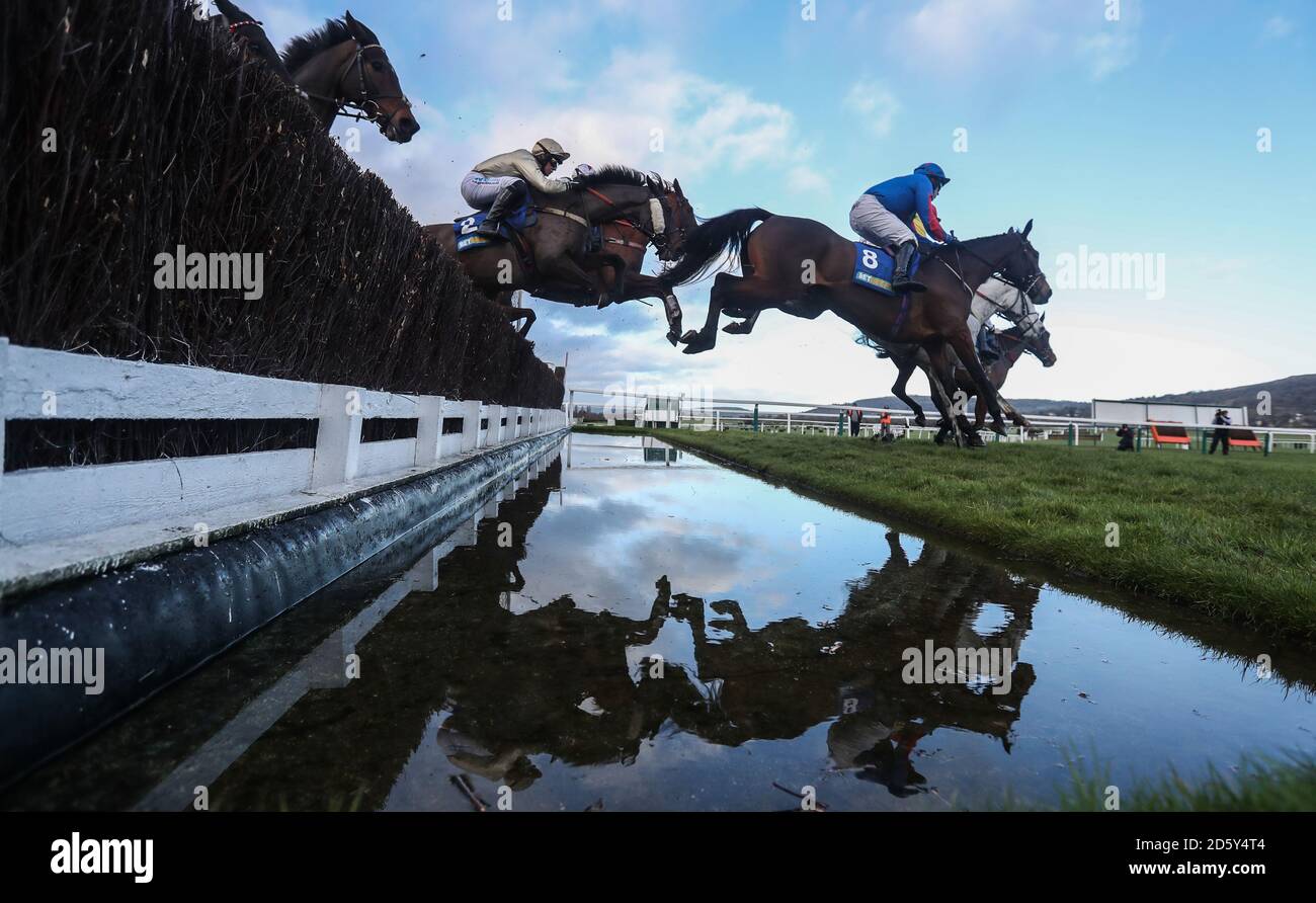 Splash of Ginge guidato da Tom Bellamy nel Betbright Best for the Festival Scommesse handicap Steeplechase durante il nuovo Incontro del giorno dell'anno all'ippodromo di Cheltenham Foto Stock