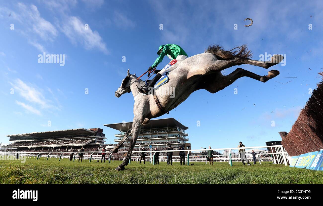 Vyta Du Roc guidato da Daryl Jacob perde una scarpa Come si prende l'ultimo nella Watch Live Racing Il BetBright.com Handicap Steeplchase durante la riunione del capodanno Presso l'ippodromo di Cheltenham Foto Stock