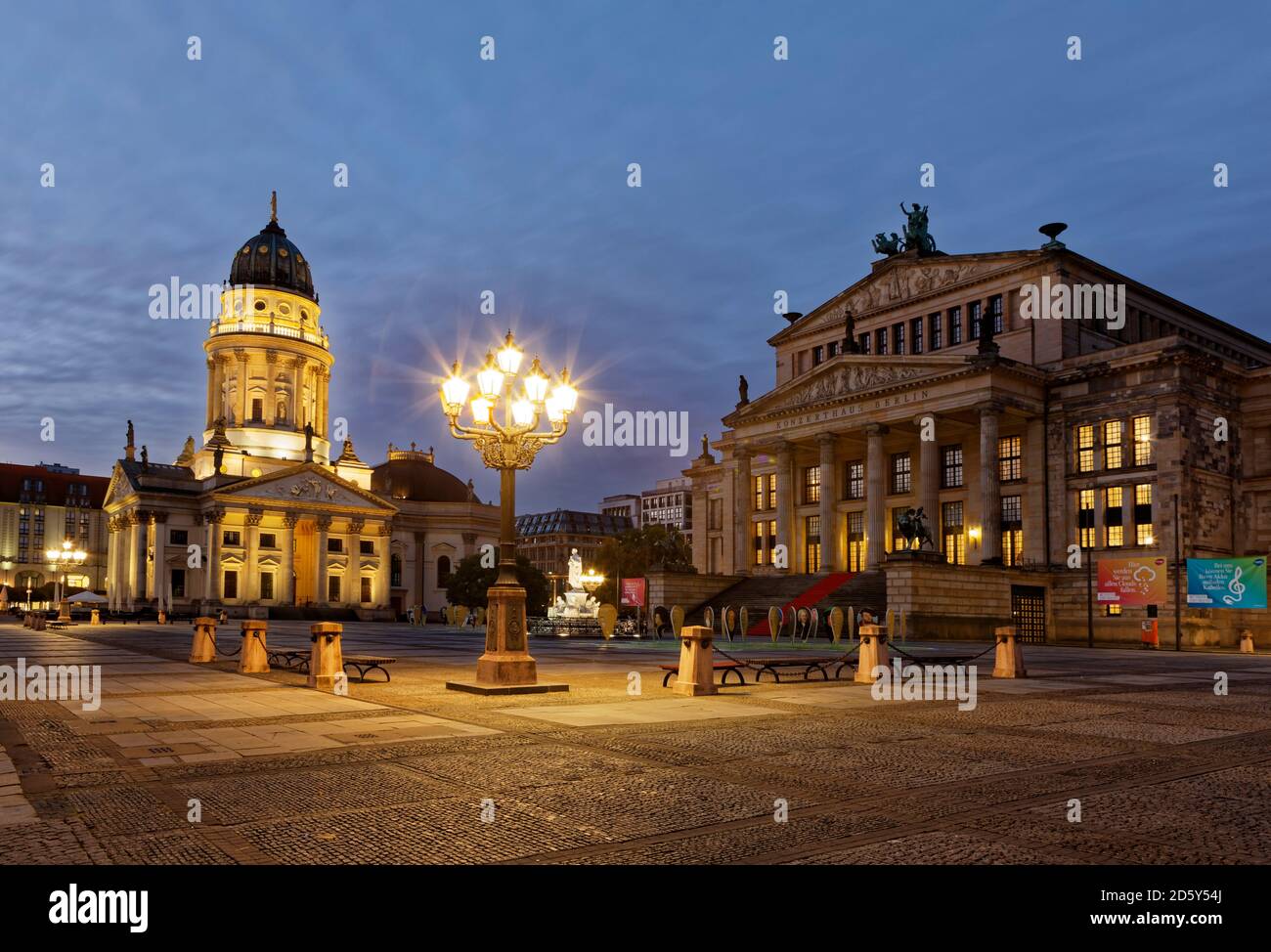 Germania, Berlino, vista sulla Cattedrale tedesca e Konzerthaus a Gendarmenmarkt Foto Stock