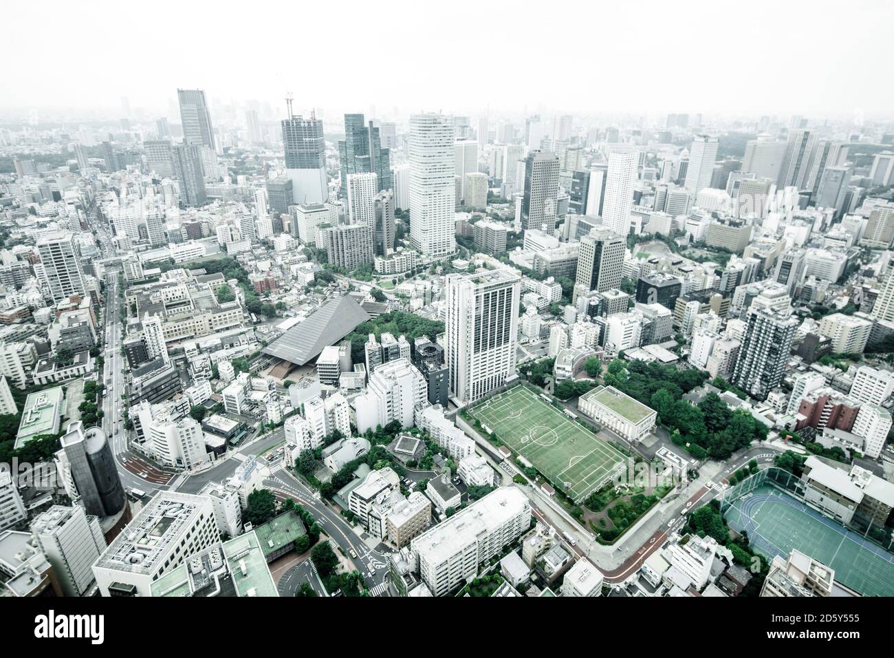 Giappone, Tokyo cityscape con campo di calcio Foto Stock