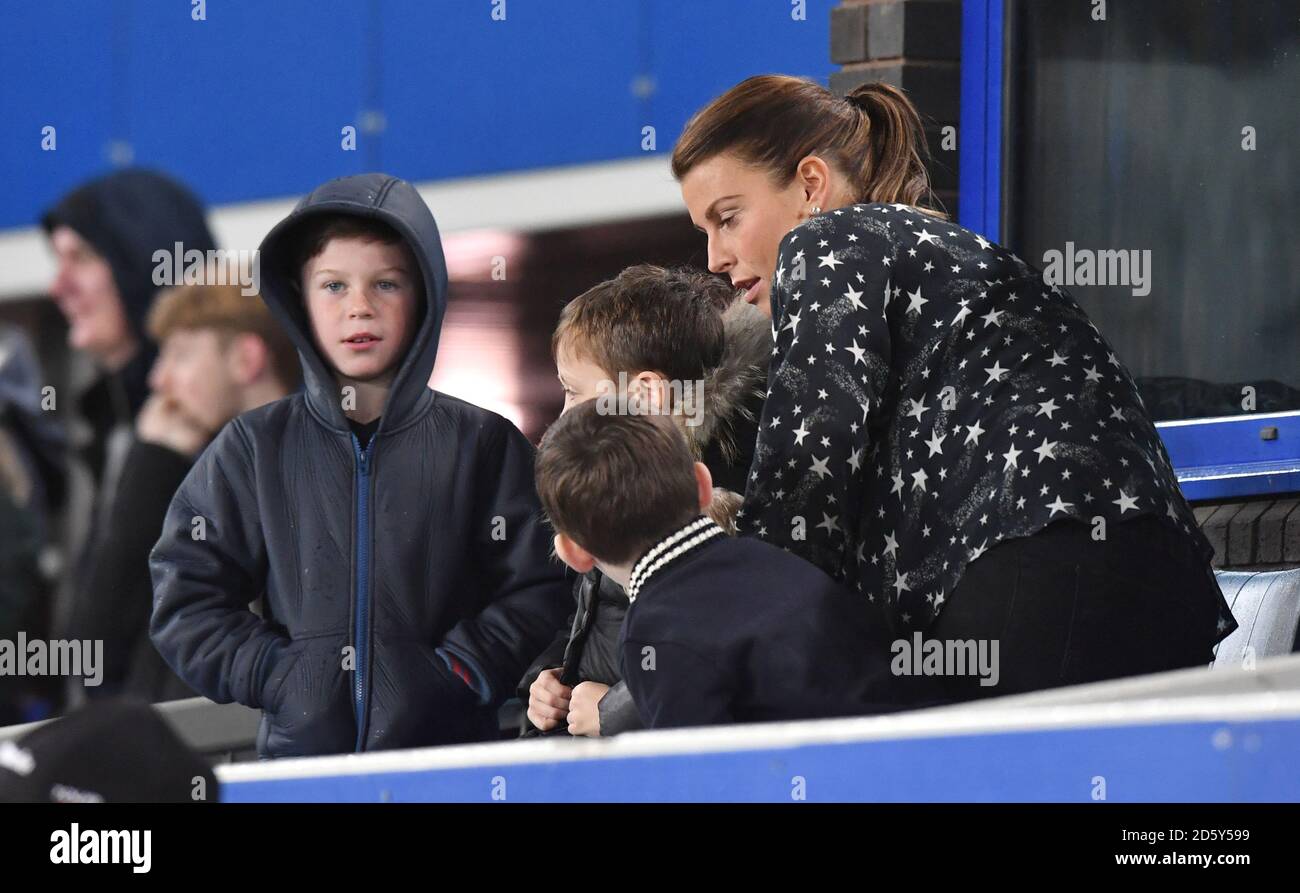 Coleen Rooney con il figlio Kai nelle tribune Foto Stock
