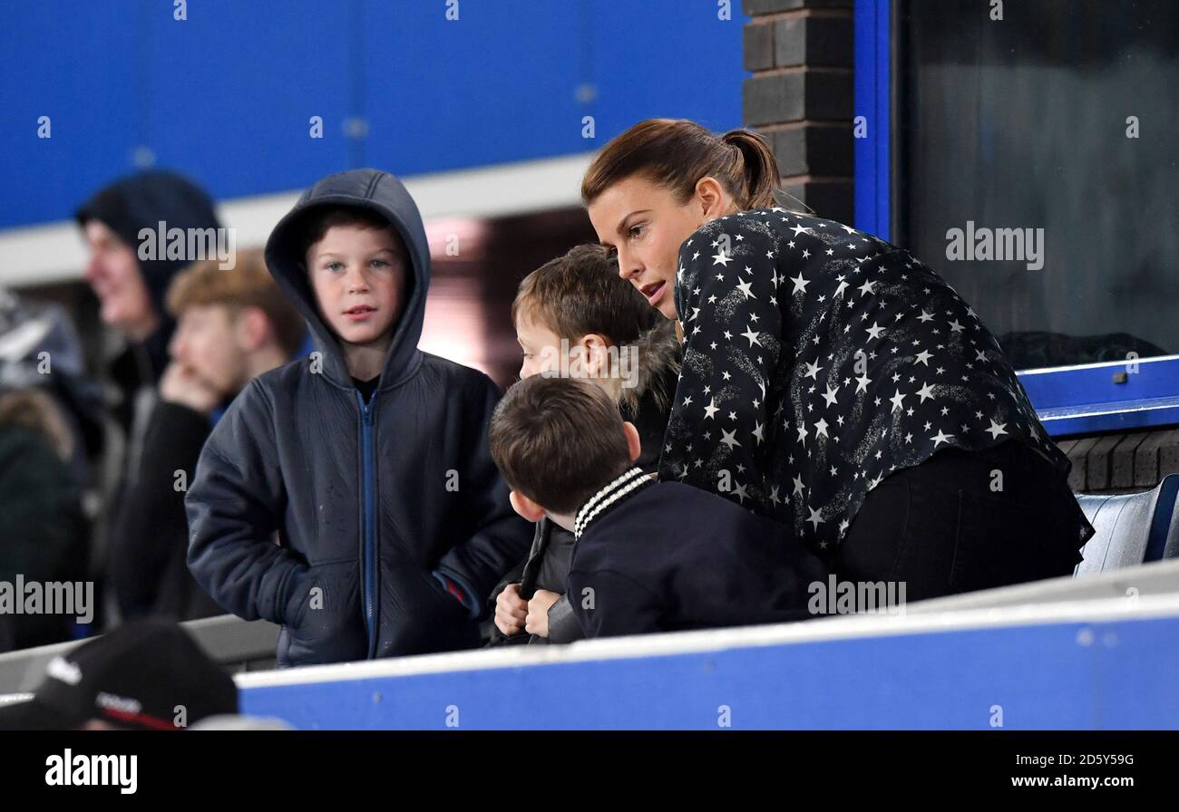 Coleen Rooney con il figlio Kai nelle tribune Foto Stock